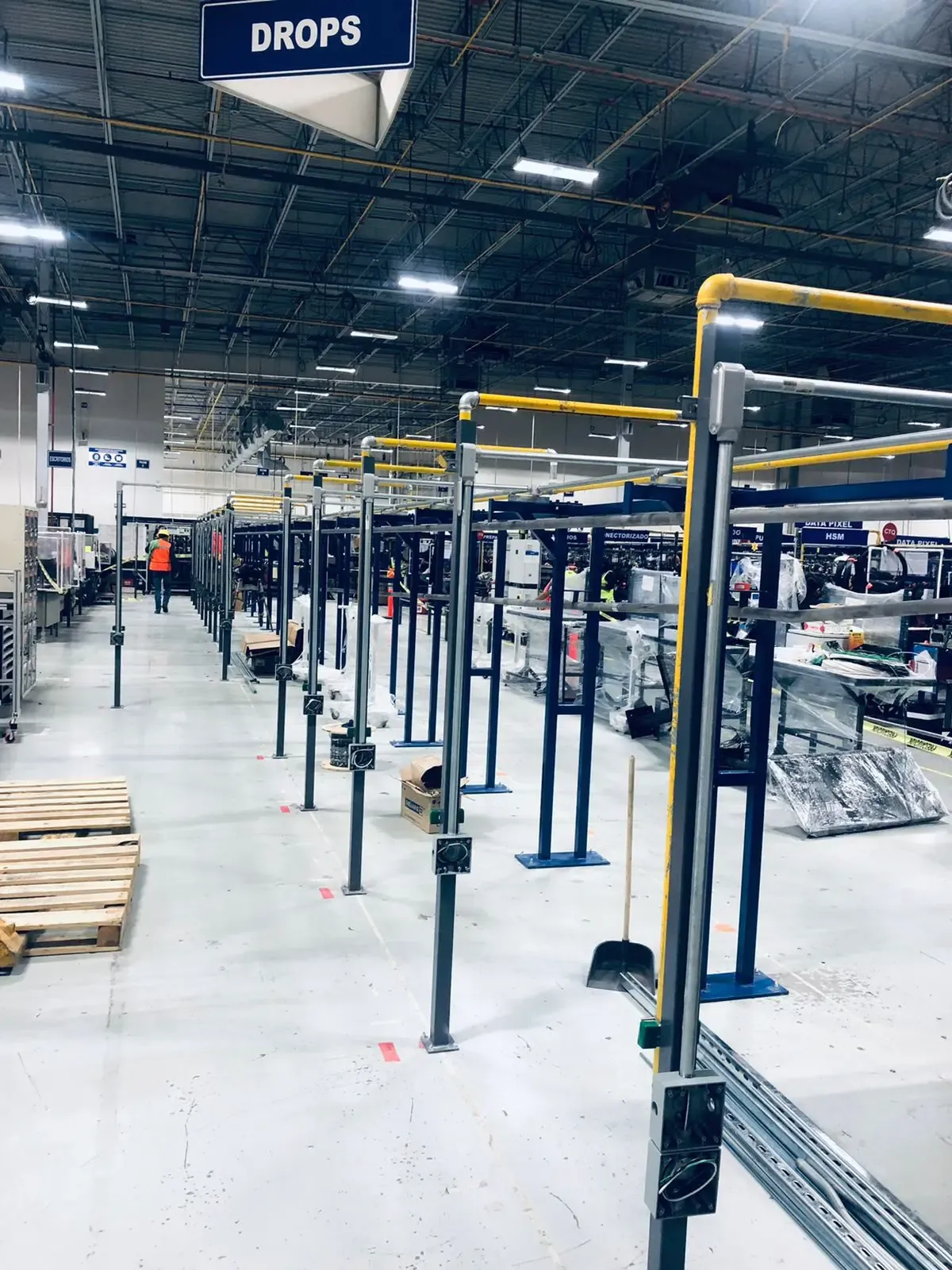 Cuadrilla de Electroconstructora Nuño operando plataformas elevadoras durante instalación eléctrica industrial dentro de nave en Reynosa