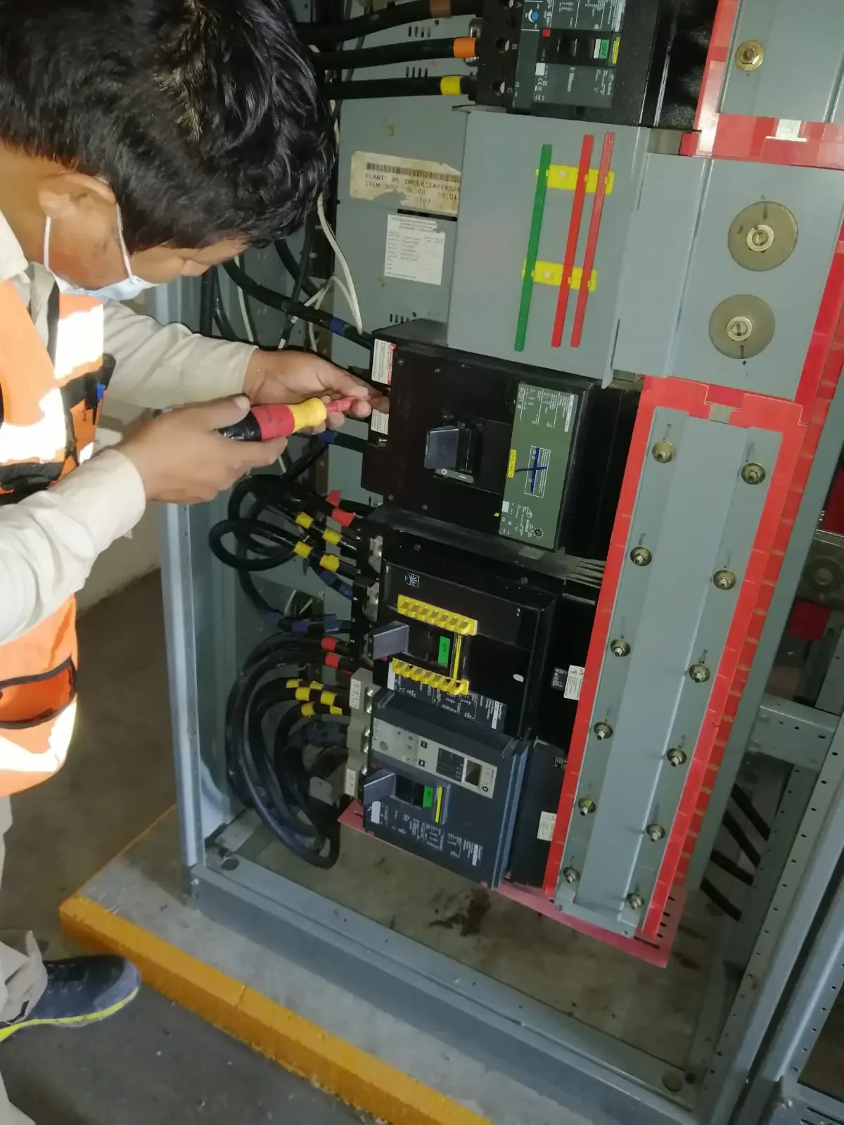 Trabajos de construcción eléctrica industrial por Electroconstructora Nuño