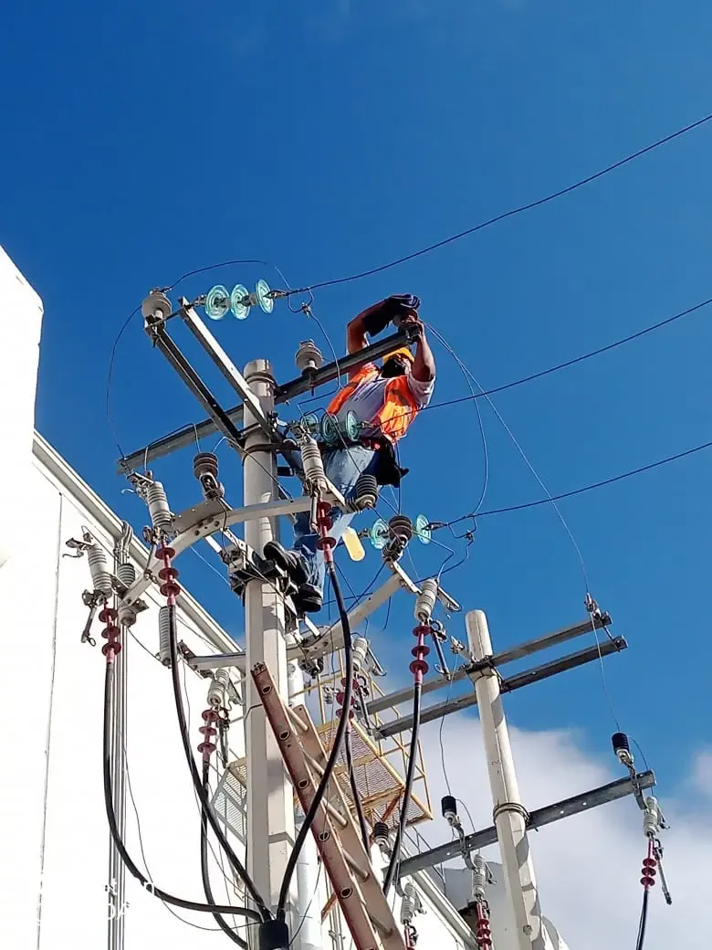 Maniobra con grúa industrial para carga de transformador de alta tensión en Puente Internacional Reynosa-Pharr