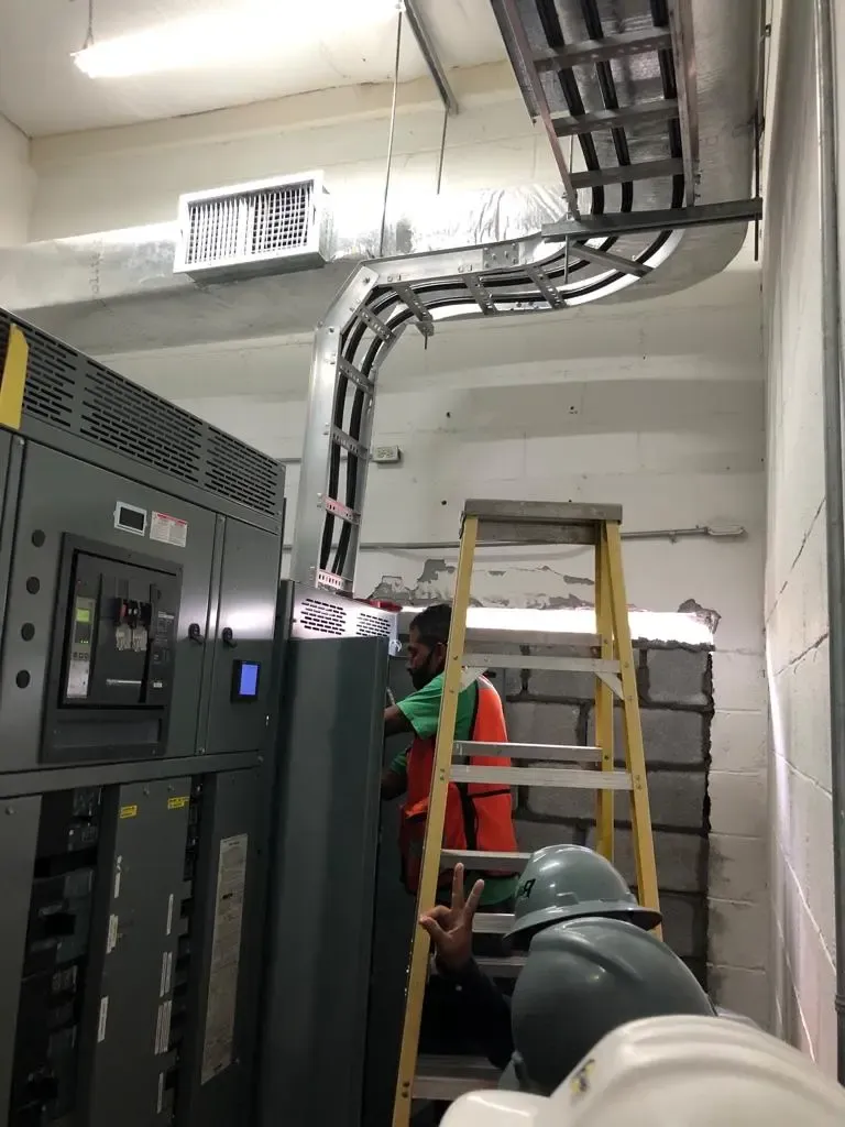 Ingenieros eléctricos analizando estudios de corto circuito y coordinación de protecciones para trámite CRE Código de Red