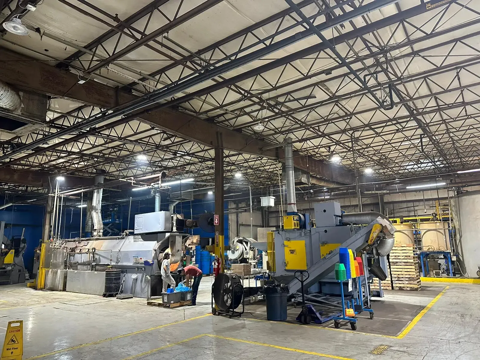 Gabinetes eléctricos de media tensión instalados en planta de emergencia industrial de 1,500 kW en Alcom Electrónicos