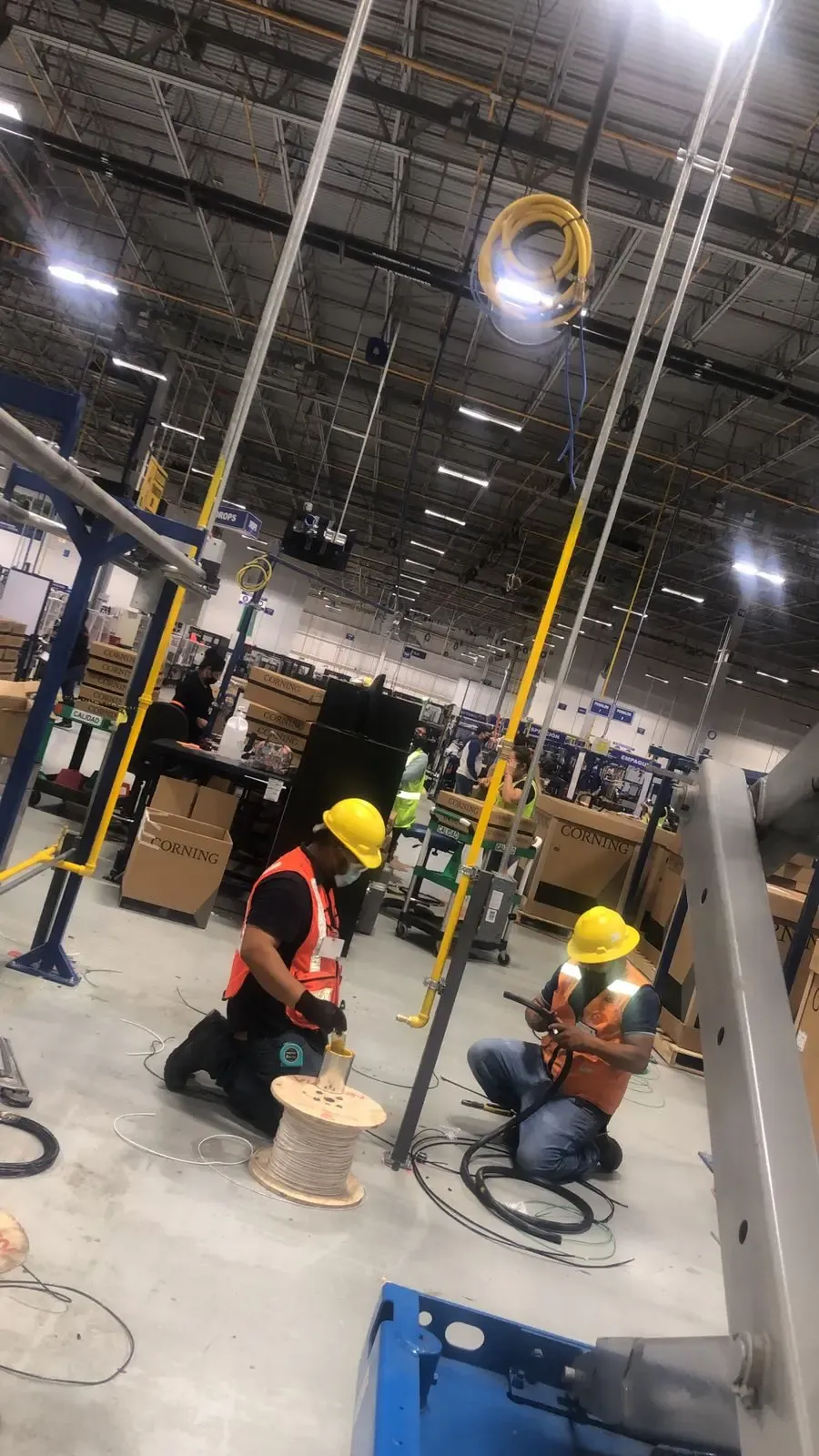 Cuarto eléctrico con gabinetes de control y distribución durante rehabilitación postsiniestro en planta Corning Science