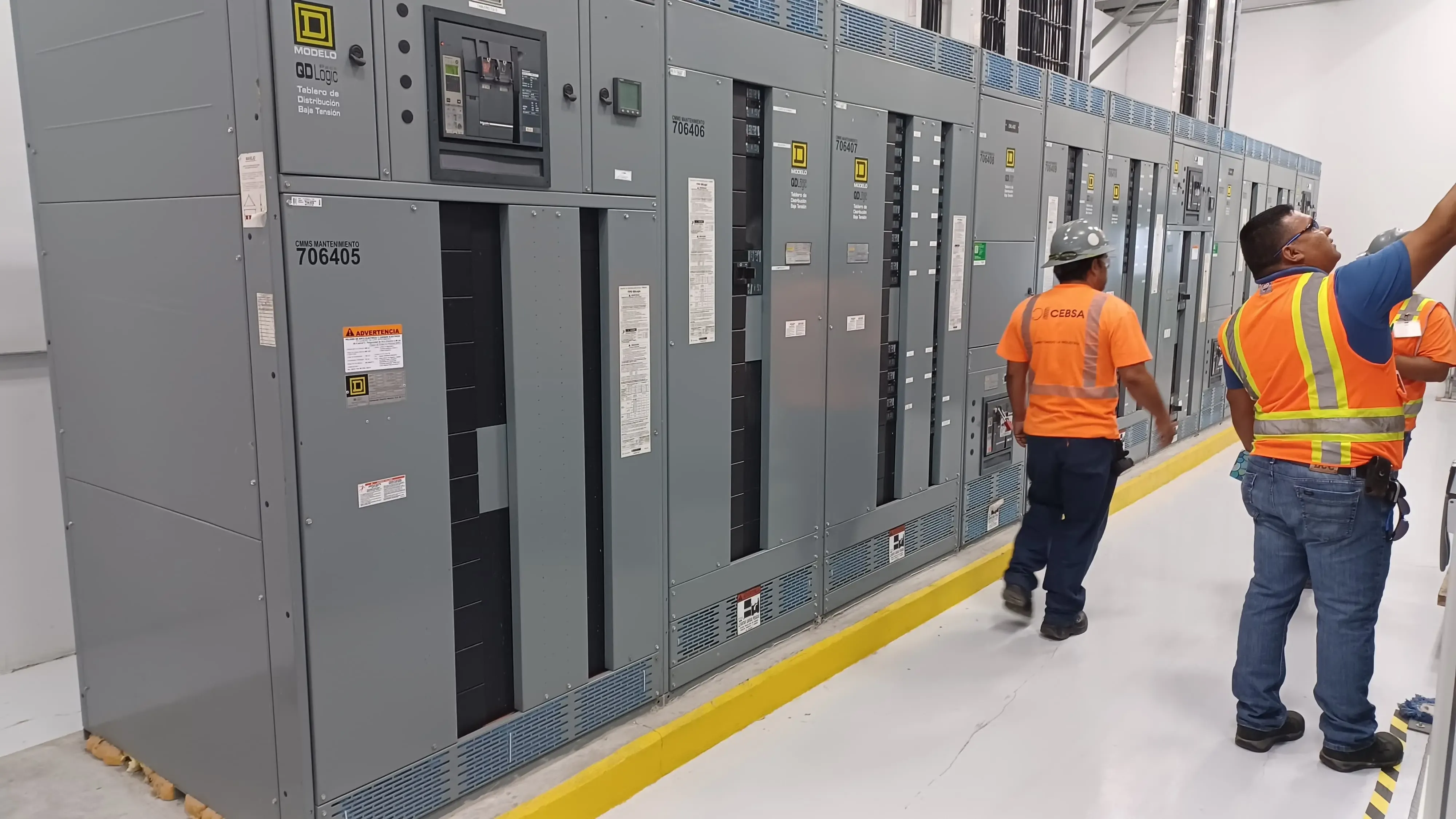 Electricistas de Electroconstructora Nuño trabajando en subestación eléctrica industrial con señalización de alto voltaje en Reynosa, Tamaulipas
