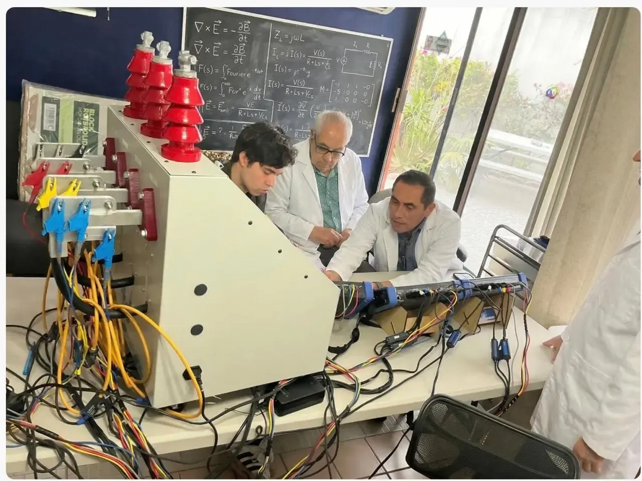 Cuadrilla de técnicos de Electroconstructora Nuño con casco y chaleco maniobrando equipo industrial pesado durante proyecto eléctrico en Tamaulipas