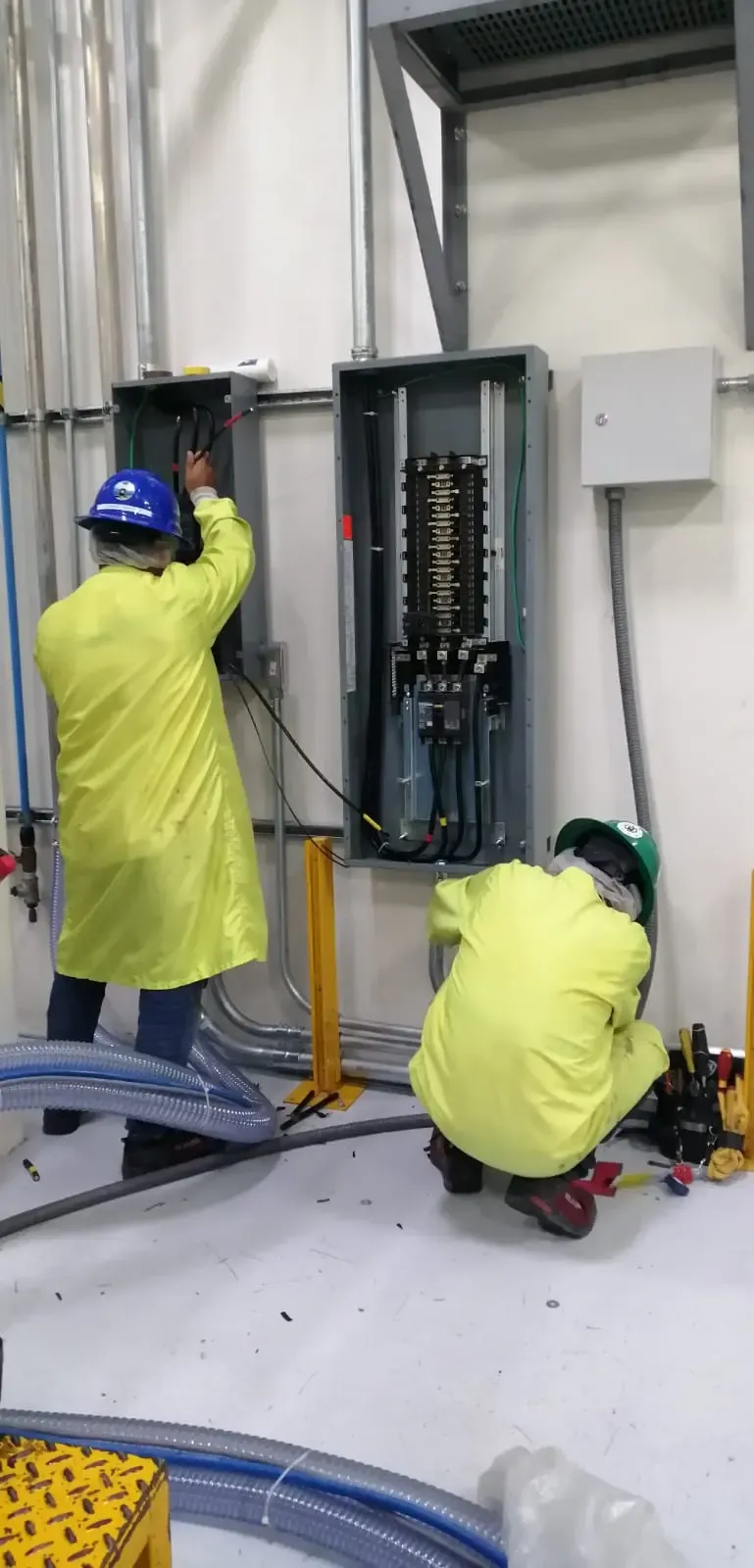 Equipo de supervisión revisando documentación de proyecto eléctrico industrial junto a subestación en Reynosa, Tamaulipas