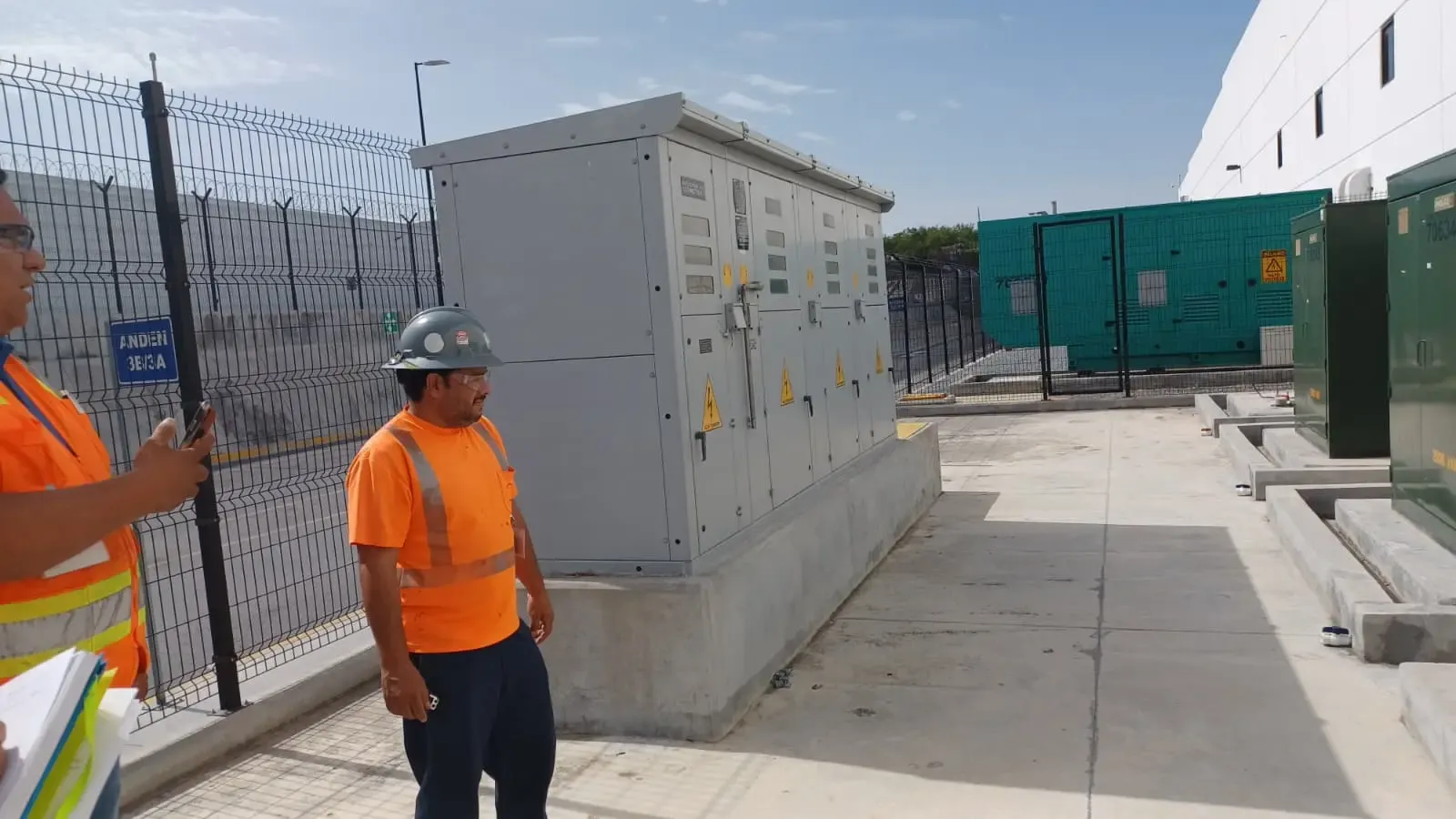 Mantenimiento preventivo de subestación eléctrica con conexiones de alta tensión en transformador pad-mounted